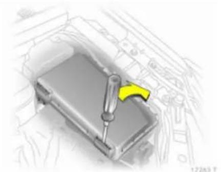 OPEL Zafira Family (2013) - Skrzynka bezpieczników w komorze silnika - 1