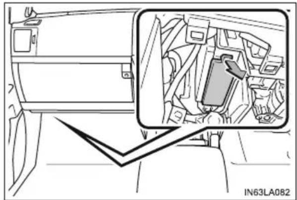TOYOTA Land Cruiser 200 (2015) - Sprawdzanie i wymiana bezpieczników - 8