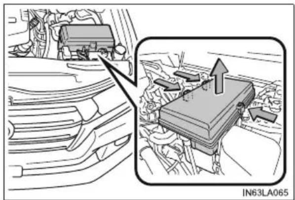 TOYOTA Land Cruiser 200 (2015) - Sprawdzanie i wymiana bezpieczników - 1