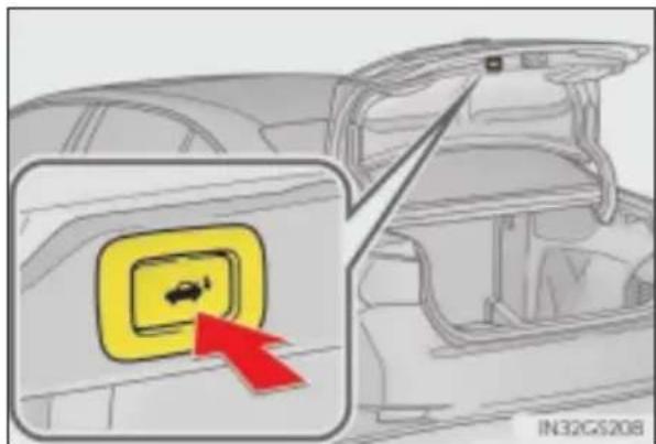 LEXUS GS 460 (2017) - Przycisk zamykania pokrywy bagażnika (wersje z elektrycznie sterowaną pokrywą bagażnika) - 1
