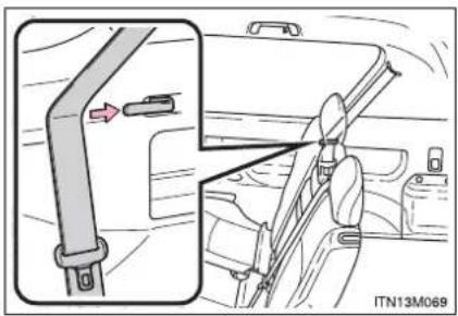 TOYOTA Land Cruiser 150 (2010) - Înainte de rabatarea completă a rândului al doilea de scaune - 2