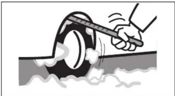 SUZUKI Escudo (2009) - フェンダー裏側に付着した雪を取り除く - 1
