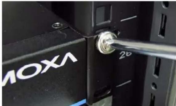 Moxa DA-681-I-DPP-T-XPE - Step 3: Installing the DA-681 to a rack. - 1
