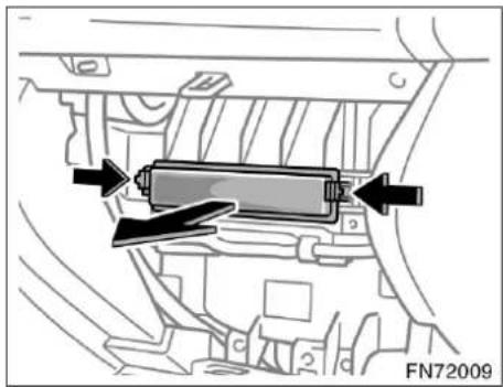 TOYOTA Avensis (2006) - —Kontroll och byte av filter till luftkonditioneringen - 3