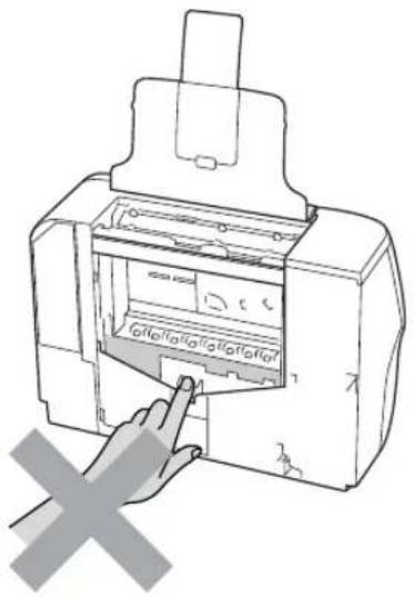 Diagram of a printer with a hand pointing to the internal structure, marked with a cross symbol indicating disconnection or prohibition.