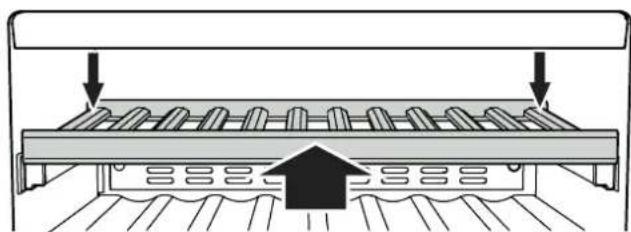 Atag KU8071K2 - Inserting the wooden shelf - 2