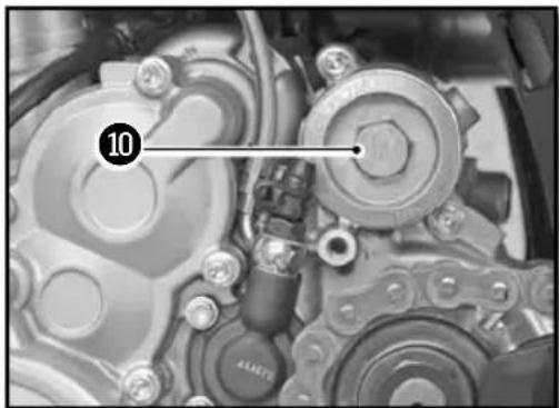 Sherco SE300i (2013) - REFILLING THE ENGINE WITH OIL - 2