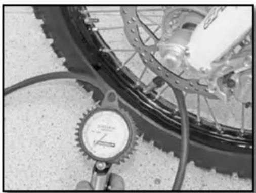 Sherco SE300i (2013) - CHECKING THE TIRE PRESSURE - 1