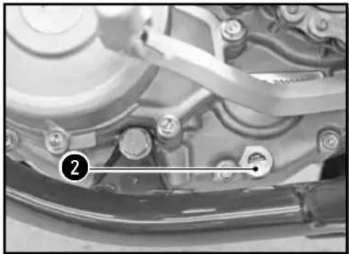 Sherco SE300i (2013) - DRAINING THE ENGINE OIL AND REMOVING THE OIL FILTER - 2