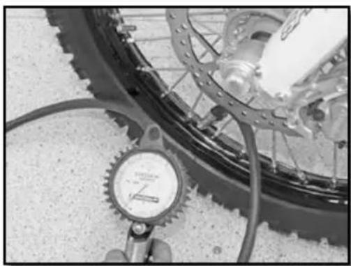 Sherco SE300i (2013) - CONTROL DE LA PRESIÓN DE LOS NEUMÁTICOS - 1