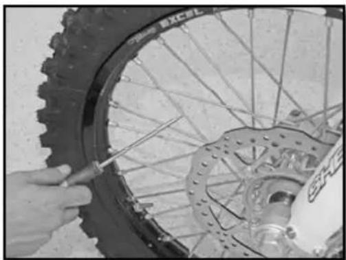Sherco SE300i (2013) - CHECKING SPOKE TENSION - 1