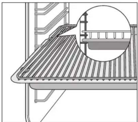 AEG E9871-5 - Insérez la grille et la rôtissoire - 1