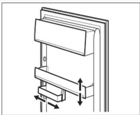 ELECTROLUX ERG1505AOW - Mettez en place les balconnets de la porte. - 1