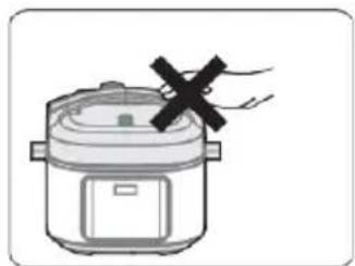 GORENJE GMC6SBK - În timpul funcționării, nu apropiați mâinile de ofrificiul de evacuare. - 2