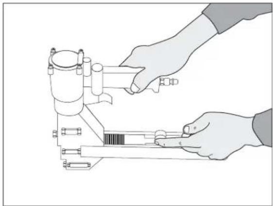 Uline H-1028 - CARGANDO LA ENGRAPADORA - 2