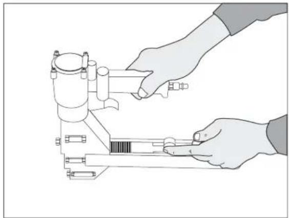 Uline H-1028 - LOADING THE STAPLER - 2