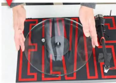 PRO-JECT Elvis - Put the glass platter on the turntable. - 1