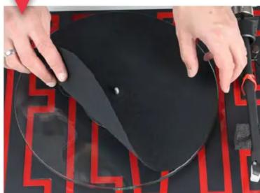 PRO-JECT Elvis - Put the felt mat on the platter. - 1
