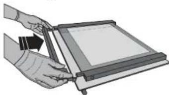 INDESIT IO 235H B - CLICK &amp; CLEAN - CLEANING THE GLASS - 4