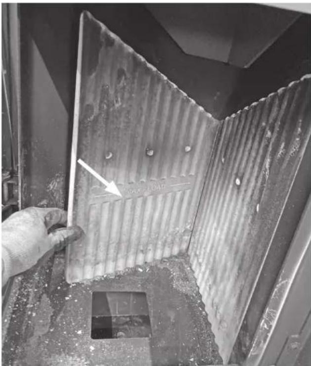 ORANIER Mondego W+ - Démontage de l'habillage foyer et nettoyage des canaux de circulation de fumées - 4