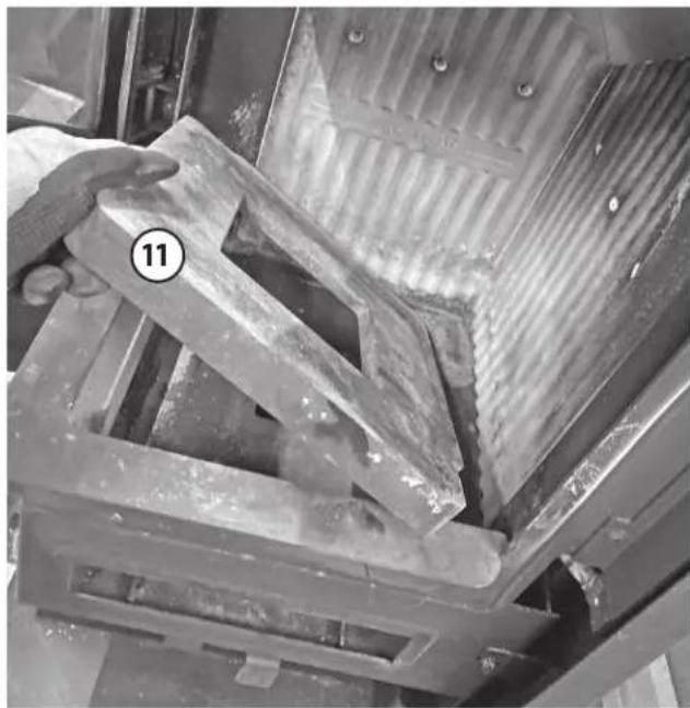 ORANIER Mondego W+ - Démontage de l'habillage foyer et nettoyage des canaux de circulation de fumées - 1