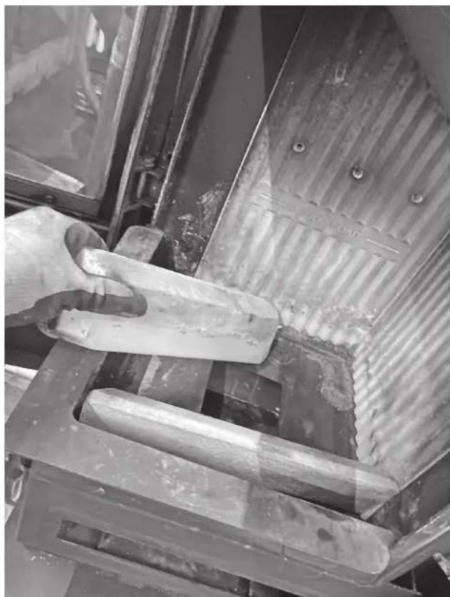 ORANIER Mondego W+ - Démontage de l'habillage foyer et nettoyage des canaux de circulation de fumées - 2