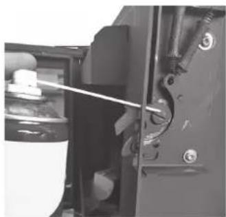 ORANIER Ziva XL - Schmieren des Snap-Lock-Feuerraumtürverschlusses - 1