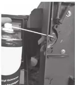 ORANIER Feras - Schmieren des Snap-Lock-Feuerraumtürverschlusses - 1