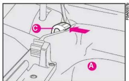 FIAT Doblo (2009) - To remove the rear window shelf - 5