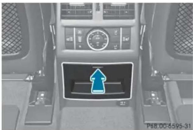 Mercedes-Benz GL (2014) - Stowage compartment in the rear center console - 1