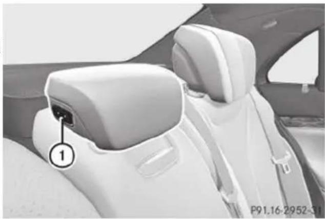 Mercedes-Benz S-Class - Adjusting the rear center head restraints - 1