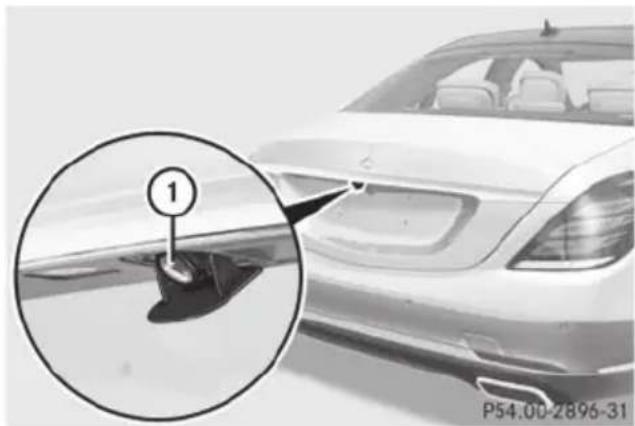 Mercedes-Benz S-Class - Cleaning the rear view camera - 1