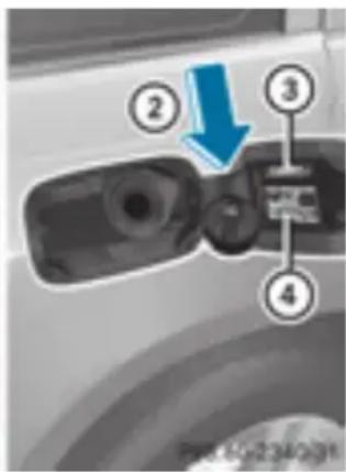 Mercedes-Benz GL 450 (2015) - Opening the fuel filler flap - 2