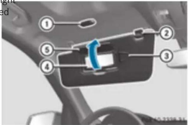 Mercedes-Benz GL 450 (2015) - Cup holder in the rear seat armrest - 2
