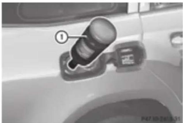 Mercedes-Benz GL 450 (2015) - Closing the DEF filler cap - 1