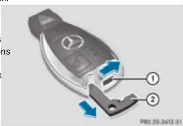 Mercedes-Benz GL 450 (2015) - Removing the mechanical key - 1