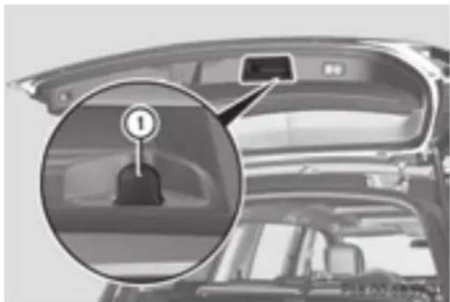 Mercedes-Benz GL 450 (2015) - Extending/retracting the cargo compartment cover - 3