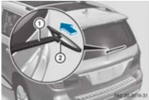 Mercedes-Benz GL 450 (2015) - Removing a wiper blade - 1
