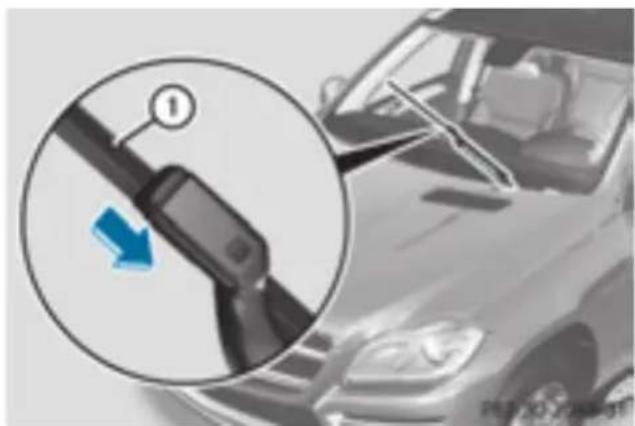 Mercedes-Benz GL 450 (2015) - Installing the wiper blades - 1