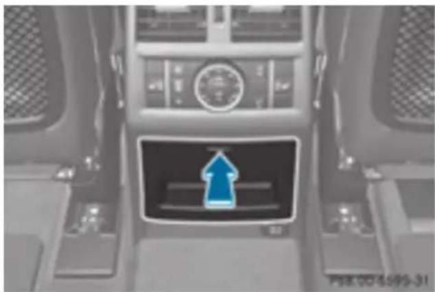 Mercedes-Benz GL 450 (2015) - Stowage compartment in the rear center console - 1