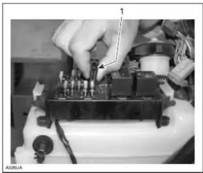 LYNX 5900 (2006) - Fuse for starting system and electric power outlet - 3
