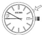 SEIKO Premier SNQ155P1 - ボタンを1回押します。 秒針が10時位置に停止し、 カレンダーが現在設定されている「月」 に停止します。 - 1