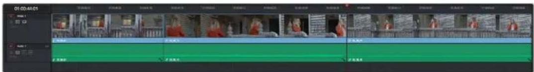 Screenshot of video editing software interface showing timeline with multiple tracks and clips, including a blue track labeled '视频' (video) and red track labels.