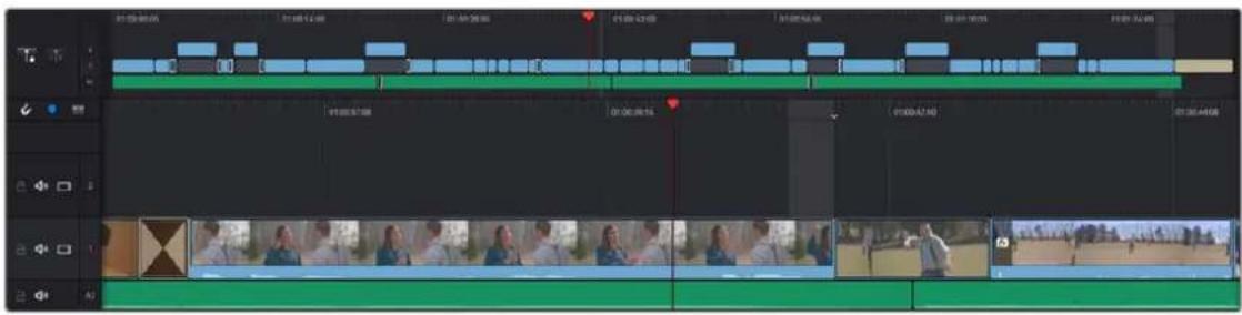 Screenshot of video editing software interface showing timeline with multiple tracks and clips labeled in Chinese