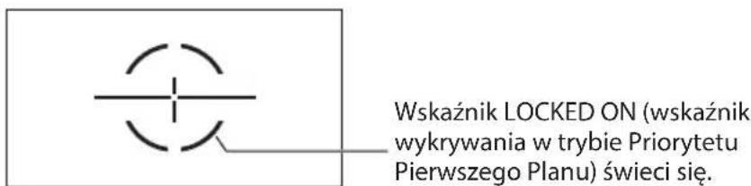 Wskaźnik LOCKED ON (wskaźnik wykrywania w trybie Priorytetu Pierwszego Planu) świeci się.