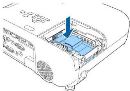 EPSON EB-X49 - Opatrně zasuňte novou lampu do projektoru. Pokud nejde snadno zasunout, zkontrolujte, zda je správně zorientována. - 1