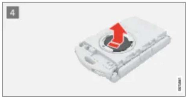 Polestar 2 - Replacing the battery in the key - 8
