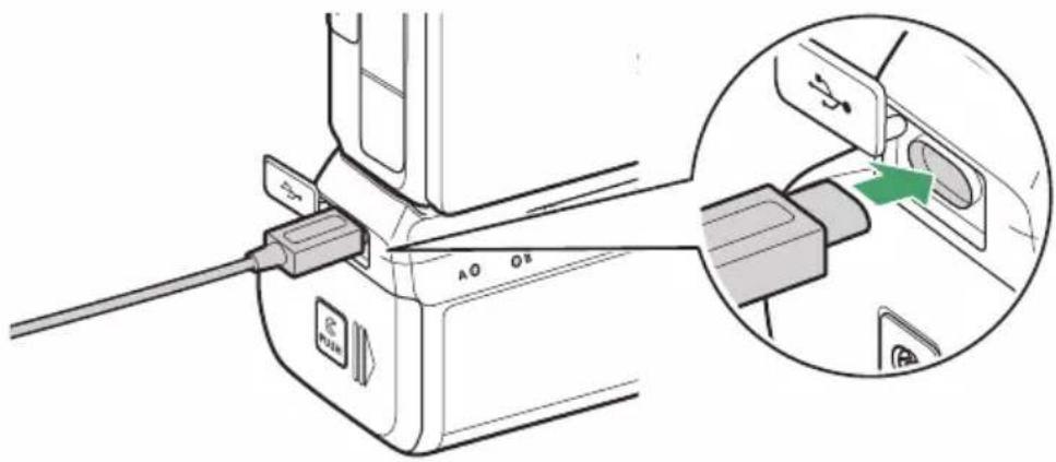 NIKON Z 7II - Připojte nabíjecí AC adaptér EH-7P k nabíjecímu konektoru MB-N11. - 1
