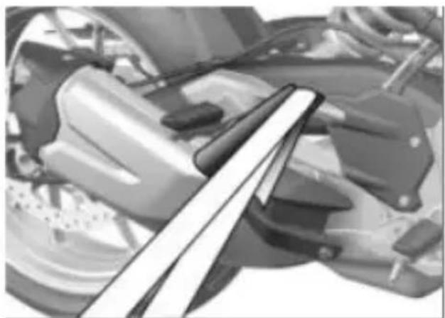 BMW F 900 XR (2020) - Uskřípnutí součástí - 1