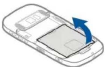 NOKIA C7 - Insert a memory card - 2